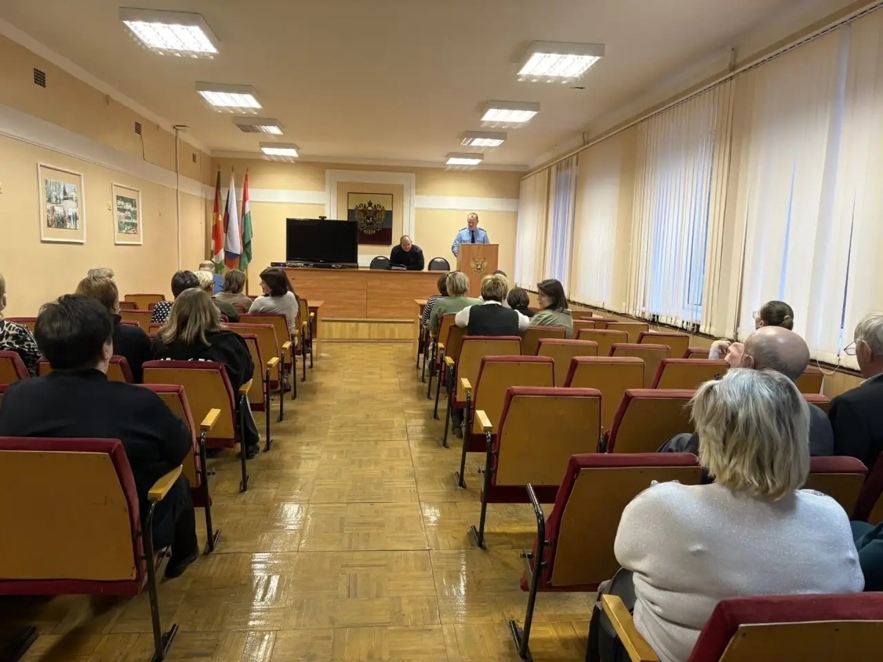 В здании администрации состоялось обучение для лиц, замещающих муниципальные должности, в целях комплексного разъяснения обязанностей, запретов и ограничений, установленных федеральным законодательством в целях противодействия коррупции.