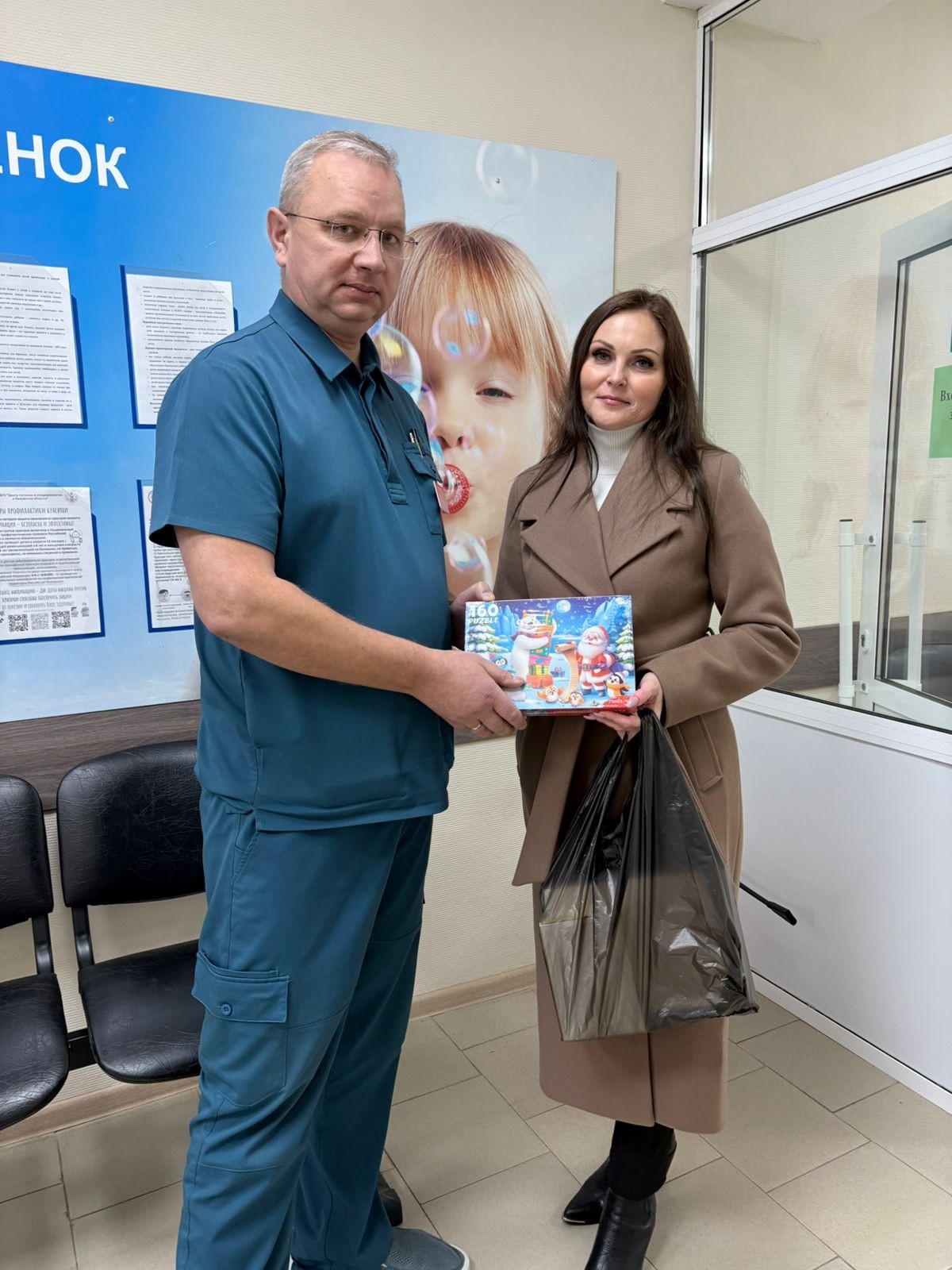 Коллектив культурно-выставочного центра передал для маленьких пациентов в педиатрический блок участковой больницы Спас-Деменского района наборы для творчества, раскраски, настольные игры..