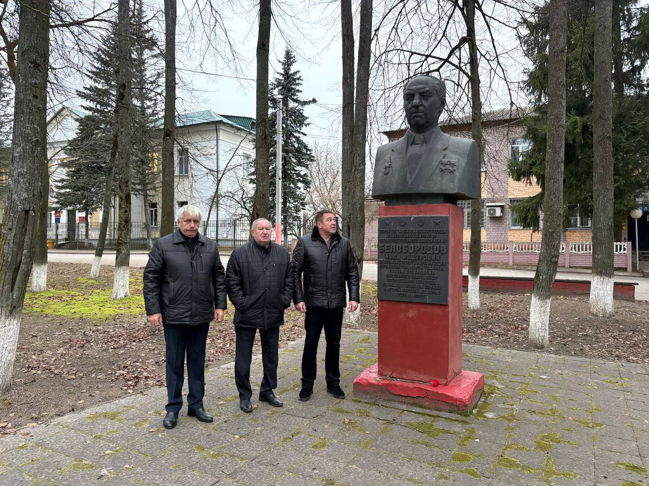 Глава Спас-Деменского муниципального округа  возложил цветы на Аллее Героев в честь Дня Героев Отечества..