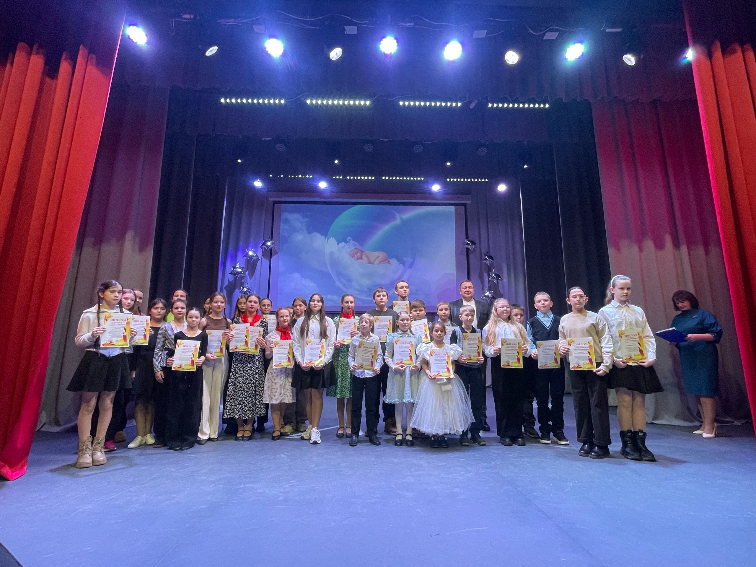 5 декабря 2025 года в районном Доме культуры состоялся III районный фестиваль «Душа ребёнка». Он собрал детей, родителей и педагогов, объединённых общей целью: выразить искреннюю признательность юным дарованиям..